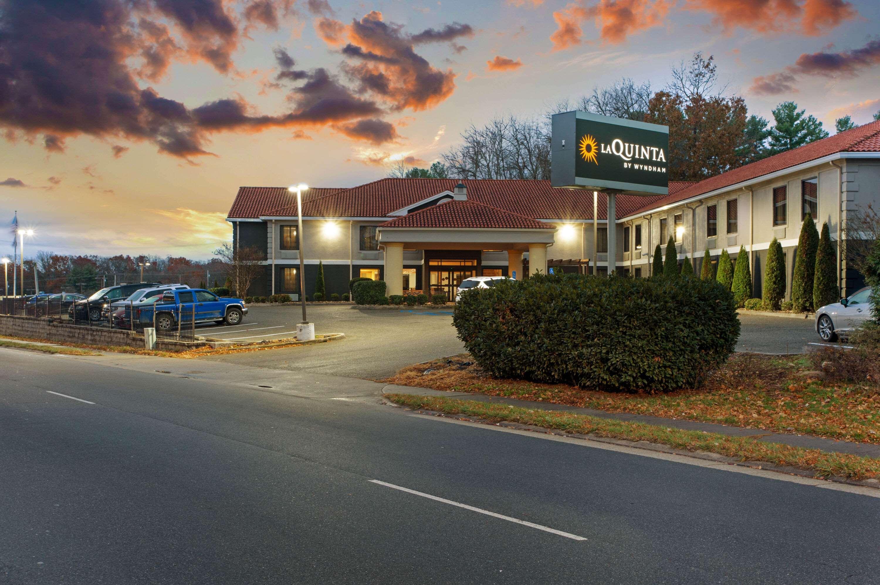 La Quinta Inn By Wyndham Radford Esterno foto