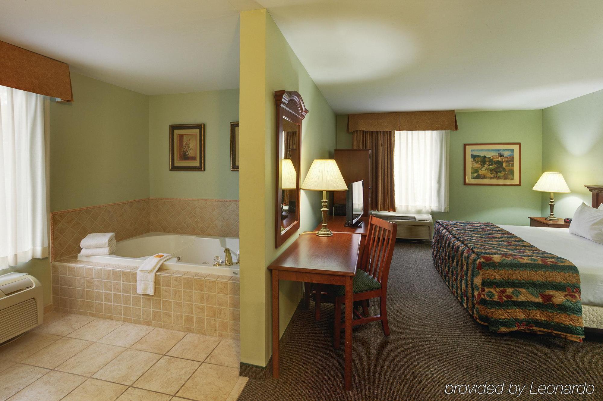La Quinta Inn By Wyndham Radford Esterno foto